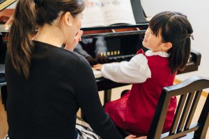 東京ルクスピアノ教室の無料体験レッスン風景 子どもと講師がグランドピアノでレッスンをする様子｜東京のピアノ教室 東京ルクスピアノ教室