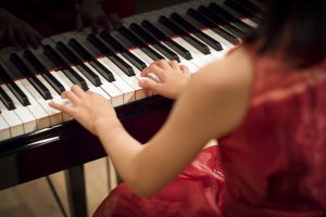 東京・新宿のピアノ教室｜東京ルクスピアノ教室｜ピアノ講師コラム｜発表会でピアノを弾く赤いドレスの女の子