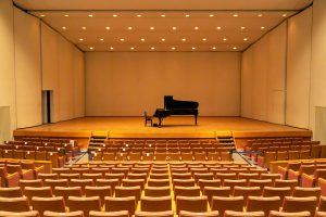 東京のピアノ教室｜東京ルクスピアノ教室 講師ブログ｜ピアノの上達への近道「聴く力」をつける｜ 客席からみたピアノのあるホール