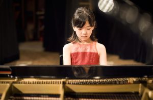 東京のピアノ教室｜東京ルクスピアノ教室 講師ブログ｜ピアノコンクールにおける審査ポイントと練習方法について｜コンクールで演奏する女の子