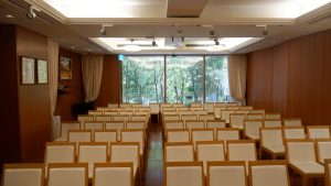 東京ルクスピアノ教室ハイレベルコース修了発表会の会場の席と窓からの美しい緑の木々