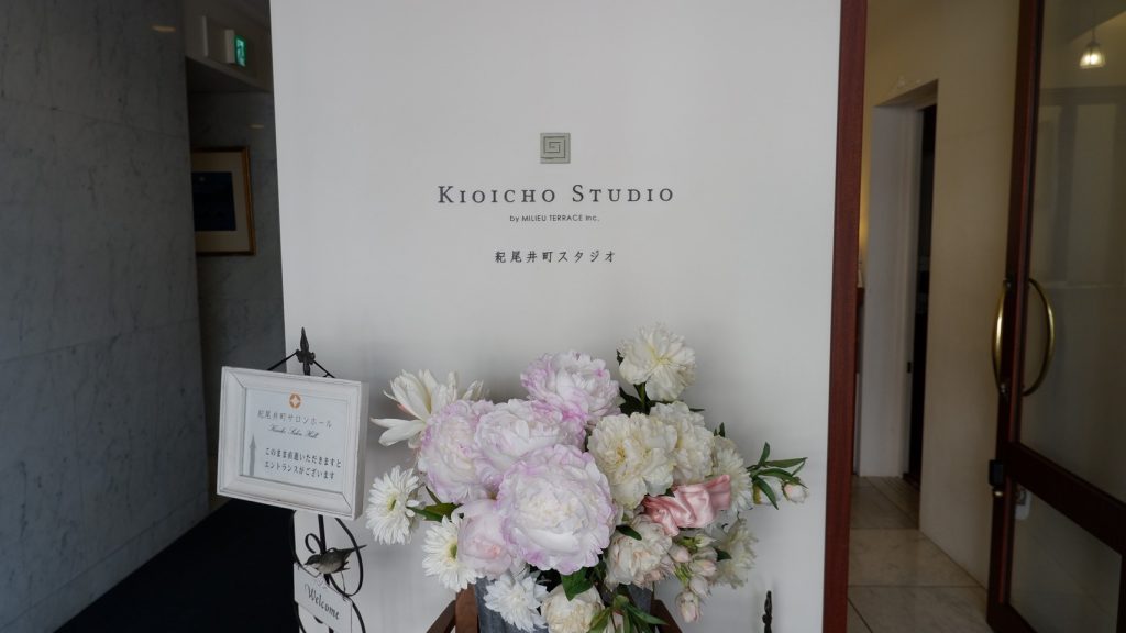 紀尾井町スタジオのサインとお花