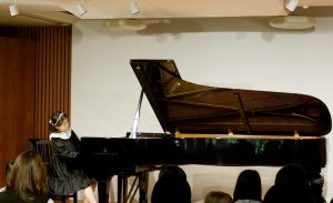 東京ルクスピアノ教室ハイレベルコース修了発表会の出演者の演奏画像1