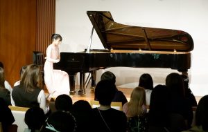 東京ルクスピアノ教室ハイレベルコース修了発表会の出演者の演奏画像2